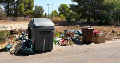 Un mes con residuos junto al contenedor en la esquina de las calles 612 y 624