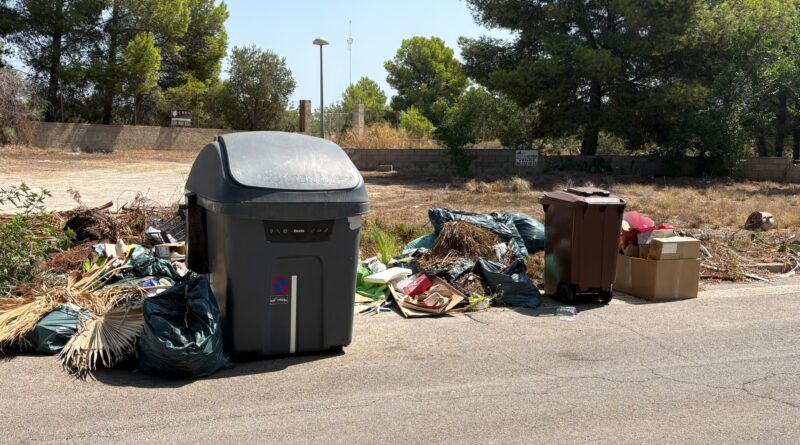 Un mes con residuos junto al contenedor en la esquina de las calles 612 y 624