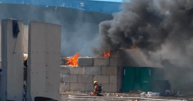 Los servicios de emergencia sofocan un incendio en una empresa de reciclaje del polígono Fuente del Jarro de Paterna