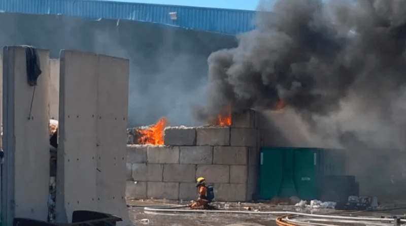 Los servicios de emergencia sofocan un incendio en una empresa de reciclaje del polígono Fuente del Jarro de Paterna