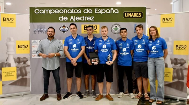 Integrantes del club Ajedrez Andreu Paterna tras proclamarse subcampeones de Espala de Primera División