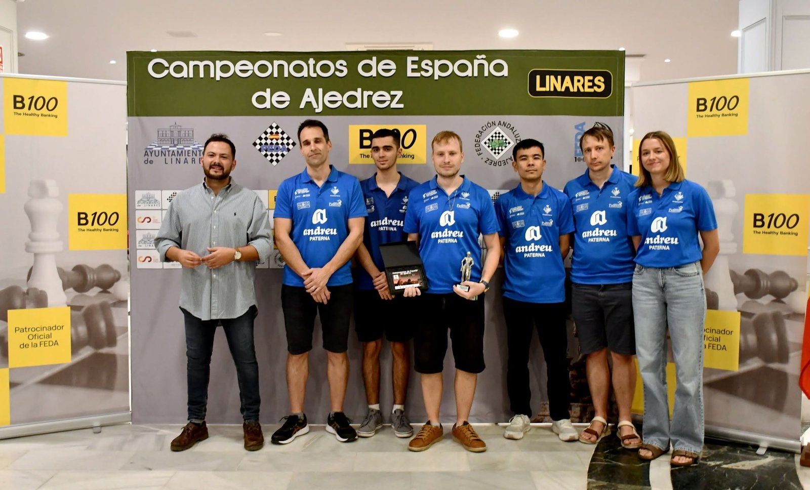 Integrantes del club Ajedrez Andreu Paterna tras proclamarse subcampeones deEspala de Primera División