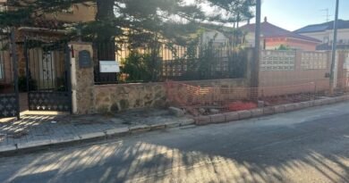 Un vecino de La Canyada denuncia el estado de su acera tras las obras de la calle 16