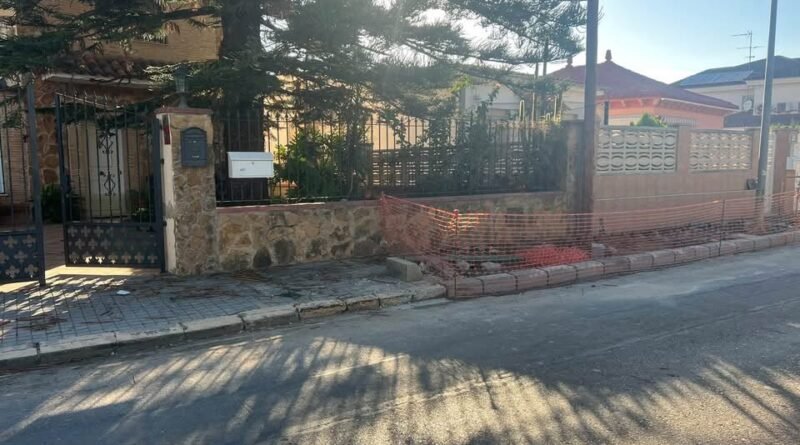 Un vecino de La Canyada denuncia el estado de su acera tras las obras de la calle 16