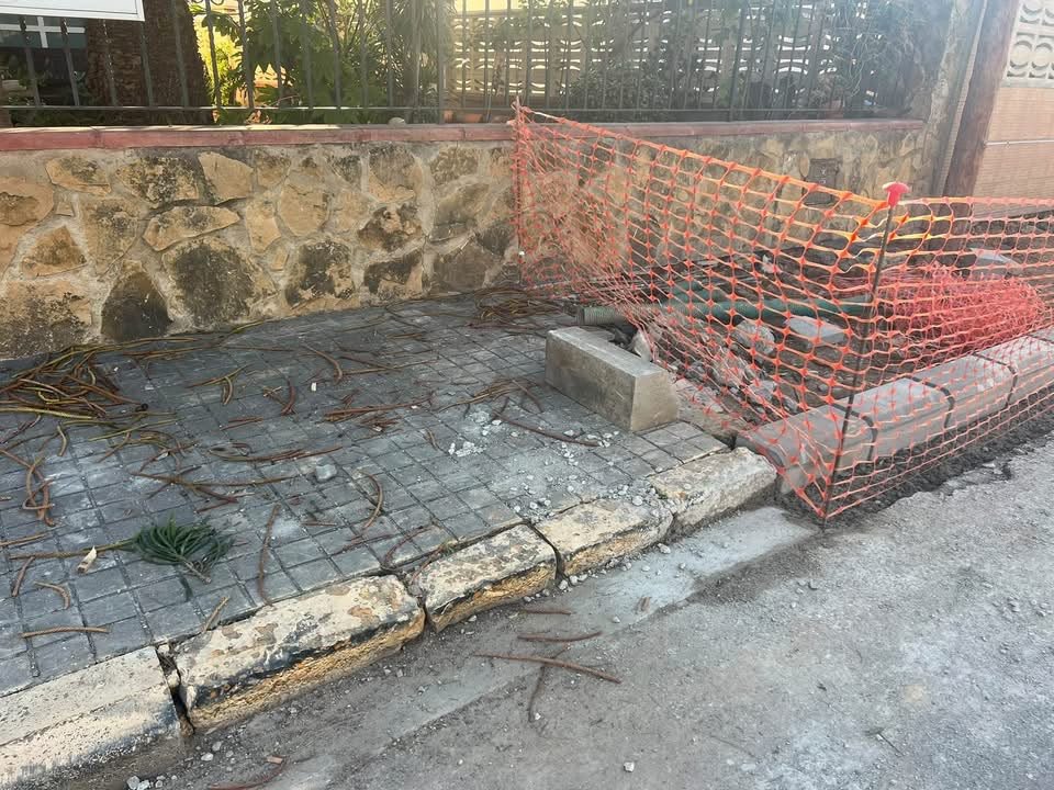 Un vecino de La Canyada denuncia el estado de su acera tras las obras de la calle 16