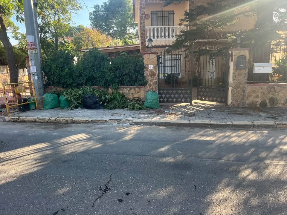 Un vecino de La Canyada denuncia el estado de su acera tras las obras de la calle 16