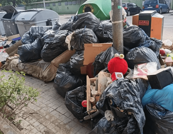 Una empresa se enfrenta a 3.000 euros de multa por abandonar escombros junto a contenedores en Paterna