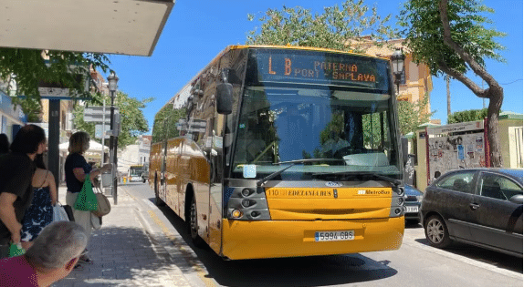 El autobús de Paterna a la playa bate su récord histórico con más de 12.500 usuarios