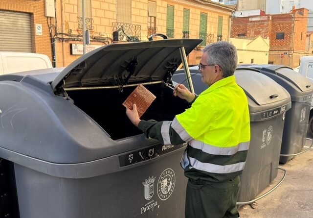 Paterna instala placas neutralizadoras de olores en los contenedores de basura para crear entornos urbanos más agradables