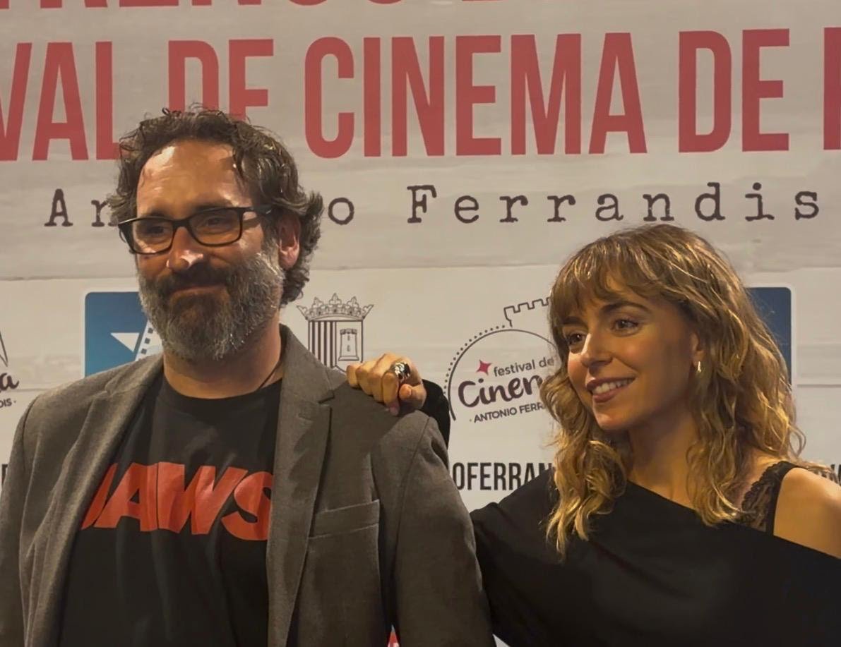 Algo tan inocente como coger la maleta equivocada en el aeropuerto puede desembocar en una carrera frenética llena de confusiones, terroristas y persecuciones al límite. Eso, y muchísimo más, es lo que propone "La maleta", la comedia española que llega el próximo viernes a las salas y que hoy se ha presentado en primicia en los cines Kinépolis de Paterna con la presencia de su protagonista, la joven y prometedora actriz Lucía Caraballo (Animal, Todos los lados de la cama) y el director Carlos Therón, uno de los grandes agitadores del género nacional en los últimos años gracias a éxitos como Es por tu bien, Lo dejo cuando quiera y Operación Camarón.Reflexión sobre la comedia y la era de las aplicaciones de citas
Durante su encuentro con los medios de comunicación, el cineasta Carlos Therón quiso destacar el valor del género cómico en el cine actual:
«Hacer reír es algo que no siempre se relaciona con lo prestigioso y los grandes premios, pero es una de las cosas más difíciles de hacer en una película. Esta, sin embargo, es una comedia con muchas lecturas interesantes. Primero, porque se sitúa en una época de aplicaciones de citas en las que las personas se acuestan y luego, si procede, ya se conocen. Y segundo, porque se adentra en terrenos como la aventura, el suspense, la acción o el romance, consiguiendo una mezcla tan coherente como enormemente satisfactoria».
Reto interpretativo para Lucía Caraballo y reparto principal
Por su parte, la actriz Lucía Caraballo abordó las particularidades de meterse en la piel del personaje de Laura dentro de la trama:
«Suponía un reto por la energía que tiene, nunca decae, y además su verborrea es incontrolable. Todo eso me encantó cuando leí el guion, pero también me asustó un poco. Lo que hice fue convertir todo ese histrionismo en su carisma, porque ella por fuera parece una cosa, pero por dentro está experimentando un montón de procesos que son interesantísimos desde el punto de vista interpretativo».
Junto a Lucía Caraballo, completan el reparto principal de la película los actores Alejandro Speitzer, Leonor Watling, David Lorente y Víctor Clavijo.